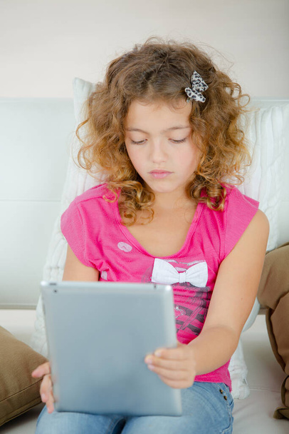 Young girl using computer tablet - Fotoğraf, Görsel
