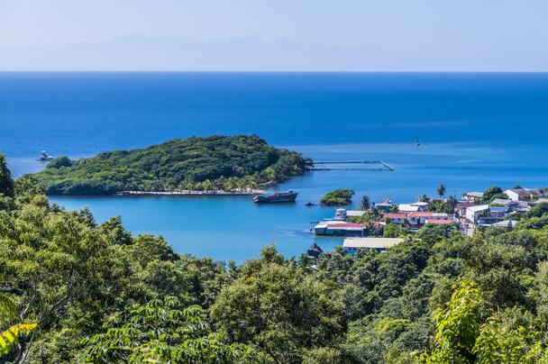Μια θέα προς τα κάτω προς το Maya Key στο νησί Roatan σε μια ηλιόλουστη μέρα - Φωτογραφία, εικόνα