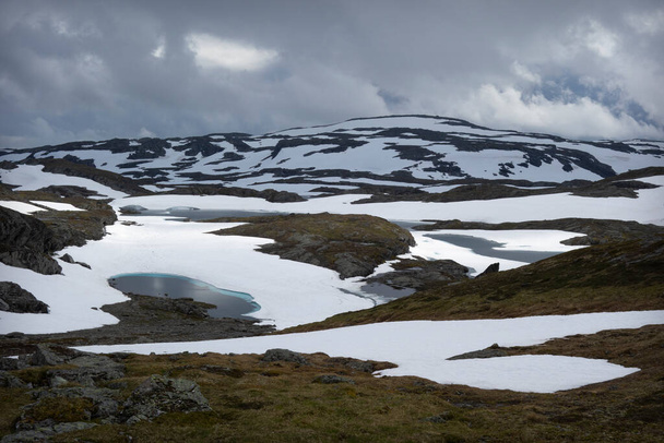 Norwegian mountain scenery in summer - Foto, Imagen