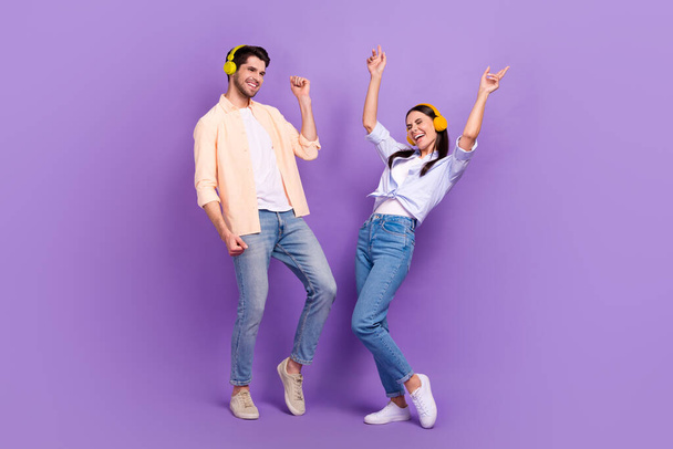 Full body portrait of two excited carefree people dancing good mood isolated on purple color background. - Valokuva, kuva