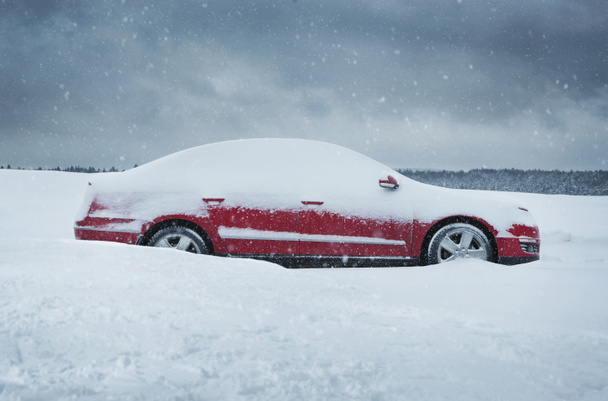 Piros autó a hóban - Fotó, kép