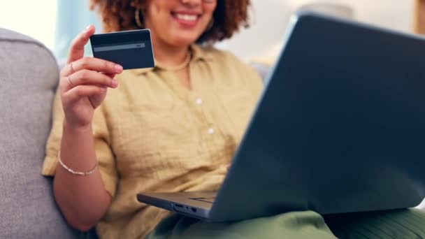 Cartão de crédito, compras on-line e mulher negra com laptop em um sofá para comércio eletrônico, pagamento ou bancário em casa. Débito, pontuação de crédito e menina on-line para assinatura, adesão ou orçamento na sala de estar. - Filmagem, Vídeo