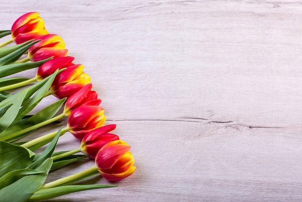 Красиві тюльпани на дерев'яному фоні
 - Фото, зображення