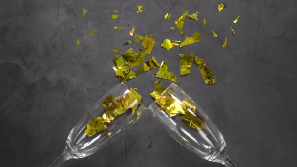 Salud, Dos copas de champán con decoración de oro moviéndose en bucle, concepto de celebración, top view party concept 4k sparkling - Metraje, vídeo