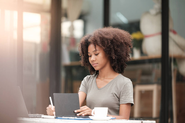 American African Woman travaille avec téléphone d'ordinateur et tablette en plein air. Photo de haute qualité - Photo, image