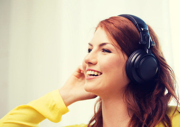 smiling young girl in headphones at home - Foto, Imagem