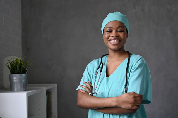 retrato del médico afroamericano sonriente - Foto, imagen