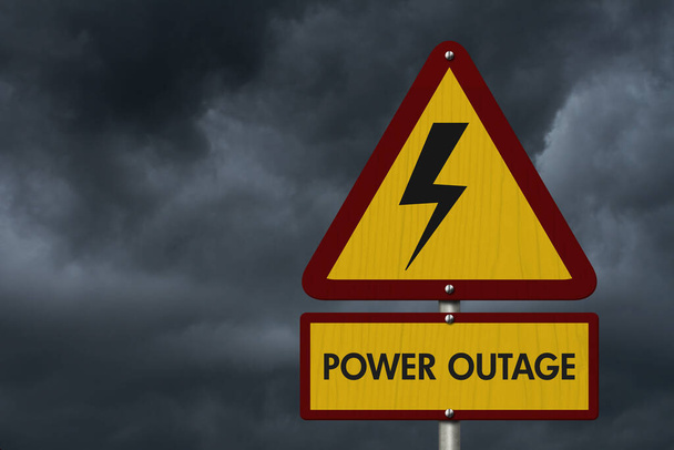 Power Outage wiadomość na żółty znak ostrzegawczy z burzliwym niebem - Zdjęcie, obraz