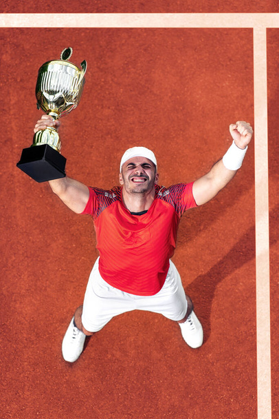 Sport. Widok z góry tenisisty trzymającego trofeum. - Zdjęcie, obraz