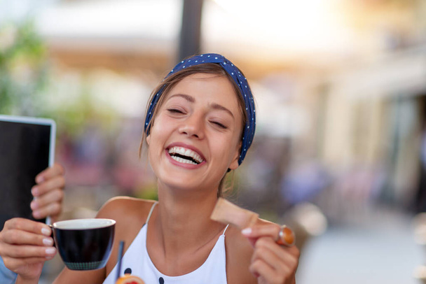 Jovem mulher bebendo café ao ar livre no café da cidade. - Foto, Imagem