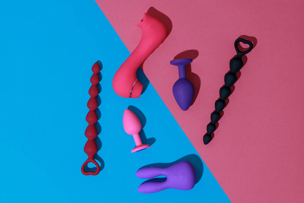 Buttplugs ja dildot anaali seksiä värillinen tausta. Seksikaupan käsite. Laadukas kuva - Valokuva, kuva