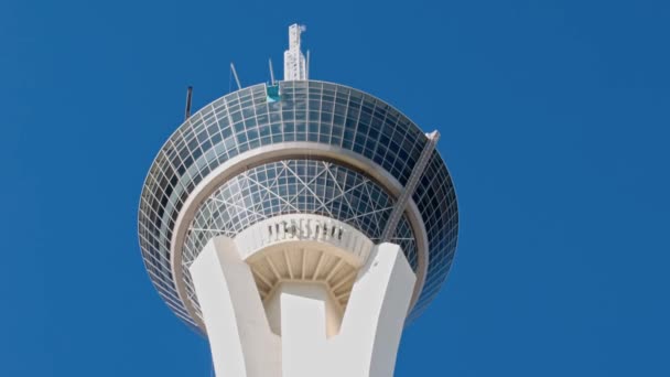 Lélegzetelállító kilátás a sztratoszféra felhőkarcolójáról leugró turistákra. Las Vegas, Nevada, Amerikai Egyesült Államok.  - Felvétel, videó