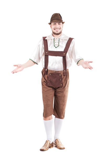 Homem bávaro sorridente em camisa e calças de couro
 - Foto, Imagem