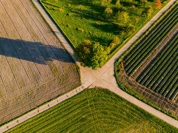 Letecký pohled na křižovatku mezi zemědělskou půdou a poli na podzim - Fotografie, Obrázek