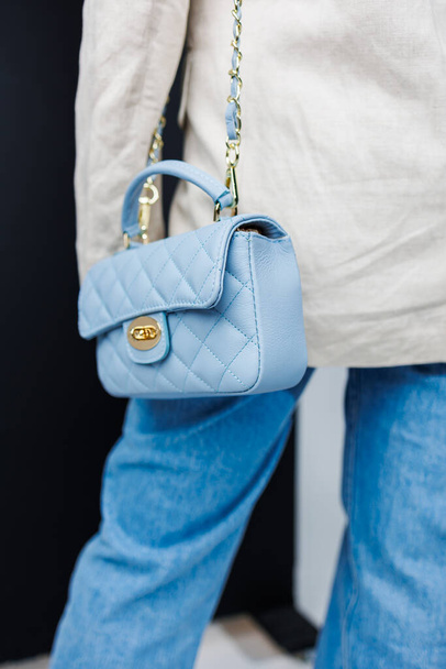 Bolso de mano elegante de cuero para mujer. Una bolsa azul en las manos de una mujer. - Foto, Imagen