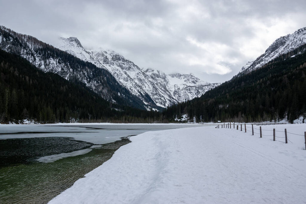 Озеро Снігове Ягере з льодом під горами взимку в австрійських Альпах.. - Фото, зображення