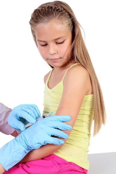 Médecin faisant l'injection du vaccin à l'enfant
 - Photo, image