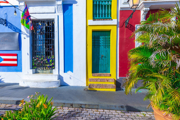 Arquitectura colonial colorida de Puerto Rico en el centro histórico de la ciudad. - Foto, Imagen
