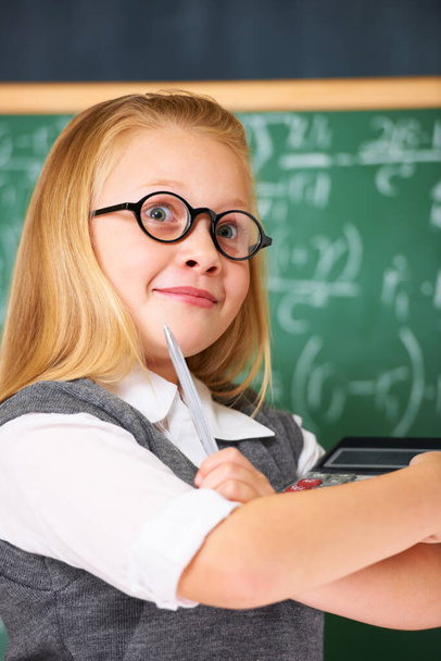 Sorprendido por la respuesta. Una linda chica rubia sosteniendo una calculadora y una pluma en clase - Foto, Imagen
