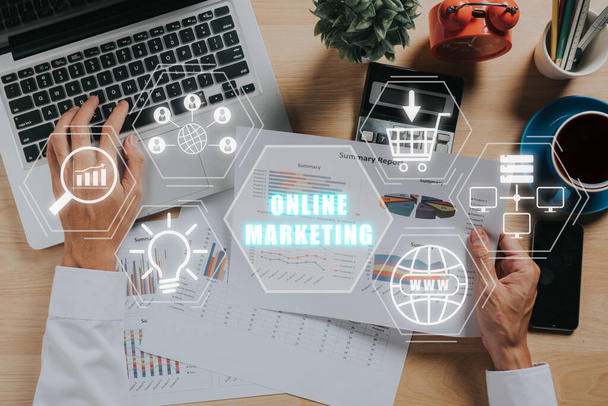 オンラインマーケティング広告ソーシャルメディアのコンセプト、仮想画面上のオンラインマーケティングアイコンでビジネスチャートやグラフを分析するビジネスマンのトップビュー. - 写真・画像
