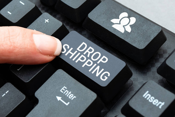 Segno di scrittura a mano Drop Shipping, concetto che significa inviare merci da un produttore direttamente a un cliente invece che al rivenditore - Foto, immagini