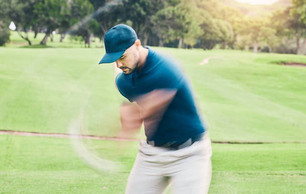 Golfe, motion blur e hobby com um desportista balançando um clube em um campo ou curso para recreação e diversão. Golfe, grama e treinamento com um golfista masculino jogando um jogo em um verde durante o verão. - Foto, Imagem