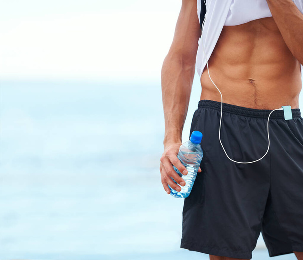 Hes built a solid body. a mans abs while on his morning run - Foto, Imagen