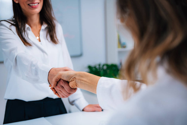Handshake After Signing Health Insurance Form - Zdjęcie, obraz