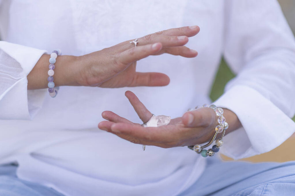 Terapeuta de sanación de cristales femenina meditando, manifestando abundancia con cristales de selenita blanca. Trabajos energéticos - Foto, imagen