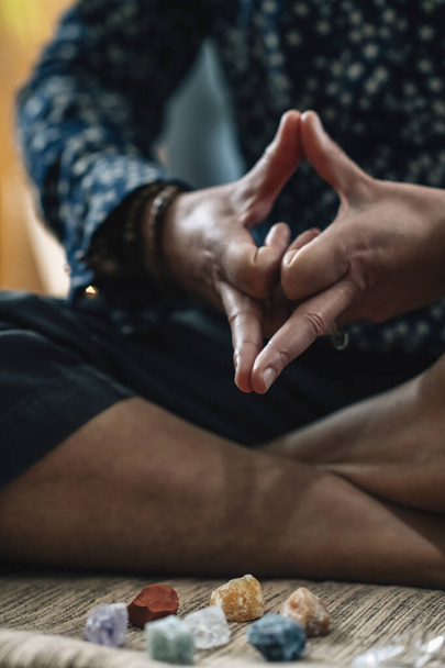 Kalesvara Mudra or Mind Calming Mudra. Hand Gesture holding fingers in Kalesvara Mudra for meditation, self-healing and better control of thoughts and emotions. - Foto, afbeelding