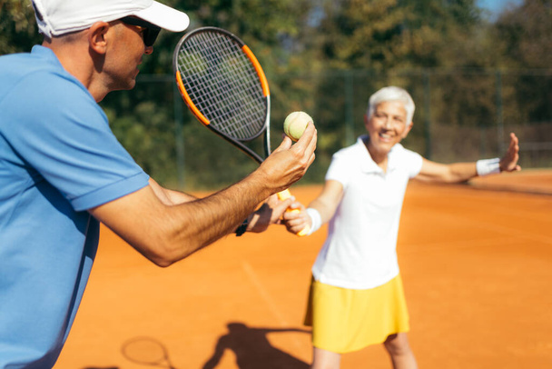 Felnőtt nő játszik tenisz oktató  - Fotó, kép