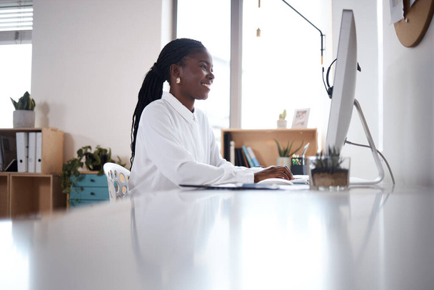 Nikdy není pozdě začít. mladá podnikatelka používající počítač u svého stolu v moderní kanceláři - Fotografie, Obrázek