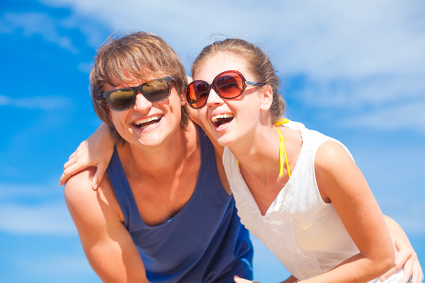 portrét šťastný mladý pár v sluneční brýle baví na tropické pláži - Fotografie, Obrázek