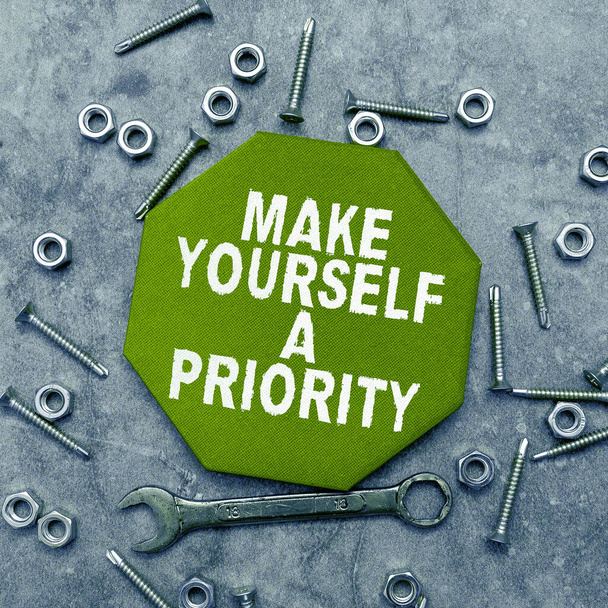 Sinal de texto mostrando Faça-se Prioridade, conceito de negócio Pense em seu próprio bem primeiro desenvolvimento pessoal - Foto, Imagem
