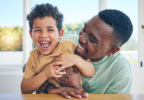 Otec, smích a černoch lechtají syna, bavte se a užijte si šťastný čas spolu na Jamajce doma. Rodinné sbližování, dětská láska a hraní afrických lidí, mládež dítě nebo táta lechtání smích. - Fotografie, Obrázek
