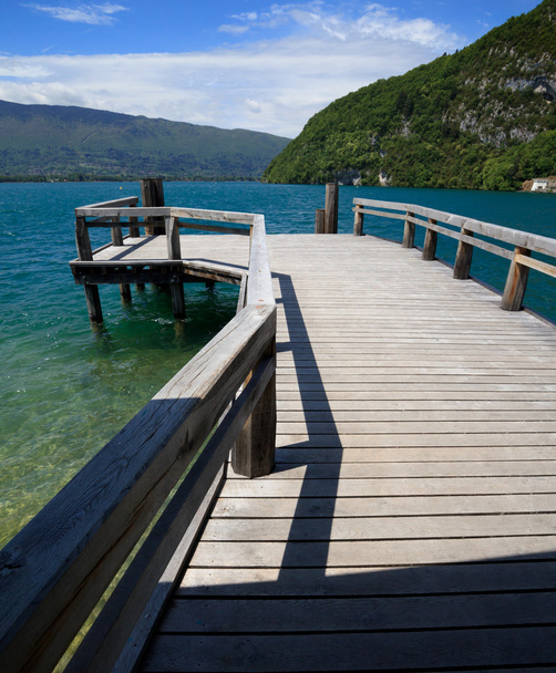 View from a wooden jetty over Lake Annecy - Foto, imagen