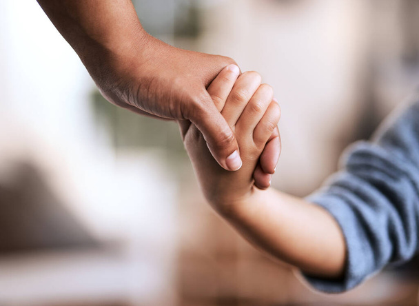 Ta main est en sécurité dans la mienne. un parent méconnaissable et un enfant tenant la main à la maison - Photo, image