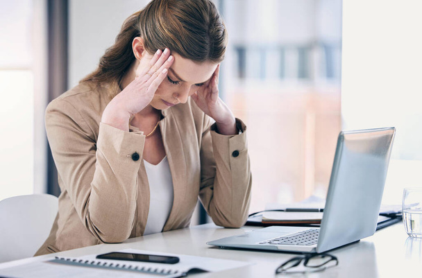O que vou fazer em relação a isto? uma jovem empresária olhando estressado enquanto trabalhava em um computador em um escritório - Foto, Imagem