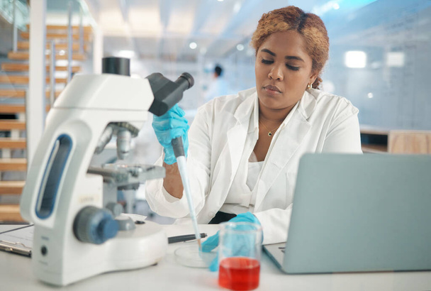 Envolvendo sua mente em torno de novos conceitos. uma jovem técnica de laboratório do sexo feminino enchendo uma placa de Petri com amostras - Foto, Imagem