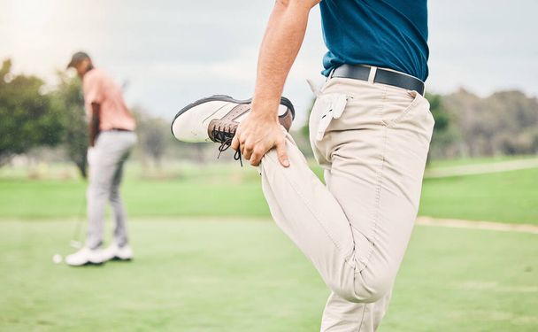 Golf, sport en man strekkende benen op koers voor spel, oefening en training voor de concurrentie. Professionele golfer, fitness en mannelijke sporter warmen zich op voor beweging, activiteit en golf recreatie. - Foto, afbeelding