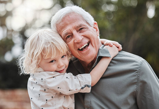 Das hält mich auf Trab. ein älterer Mann verbringt Zeit mit seinem Enkel im Freien - Foto, Bild
