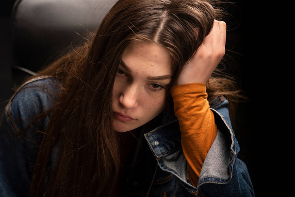 Портрет девочки-подростка, которая думает, что несчастна. Плохие эмоции. - Фото, изображение