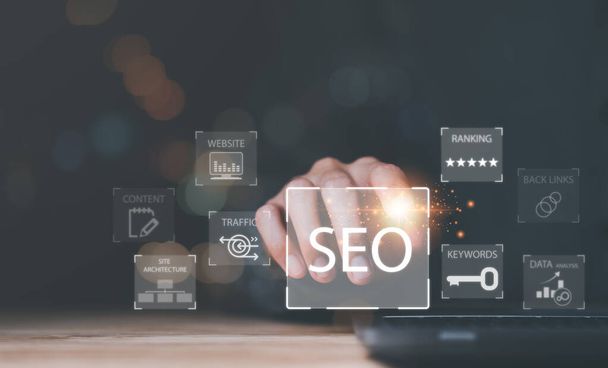 Marketer holding pointing to icon and shows SEO concepts, optimization analysis tools, search engine rankings, social media sites based on results analysis data,Ranking the best sites for search - Foto, Imagen