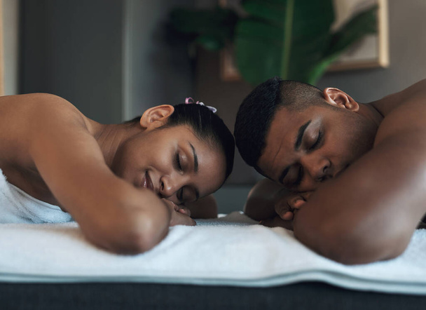 Time together enjoyed the best way. a young couple relaxing on massage beds at a spa - Foto, Imagem