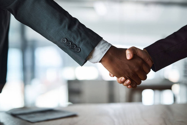 Um acordo de cavalheiros. dois empresários irreconhecíveis apertando as mãos em um escritório - Foto, Imagem