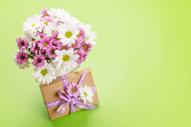 Κουτί δώρου και μπουκέτο λουλούδια με χώρο για τους χαιρετισμούς σας - Φωτογραφία, εικόνα