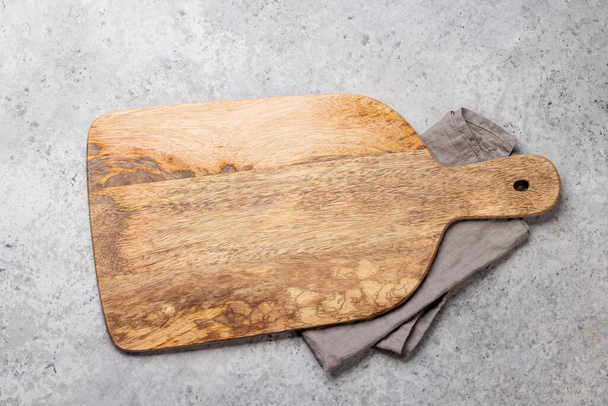 Wooden cutting board and kitchen towel. Flat lay with copy space - Foto, Bild