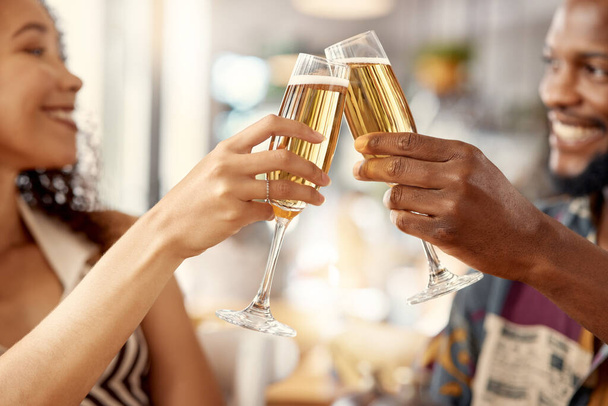 Todas sonríen cuando están juntas. una joven pareja brindando con champán en un restaurante - Foto, imagen