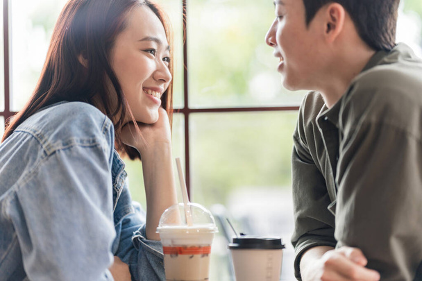 Fiatal ázsiai pár randizik a kávézóban - Fotó, kép