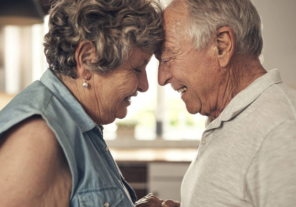 A szerelmünk sosem öregszik meg. egy idős házaspár, akik otthon ölelkeznek - Fotó, kép